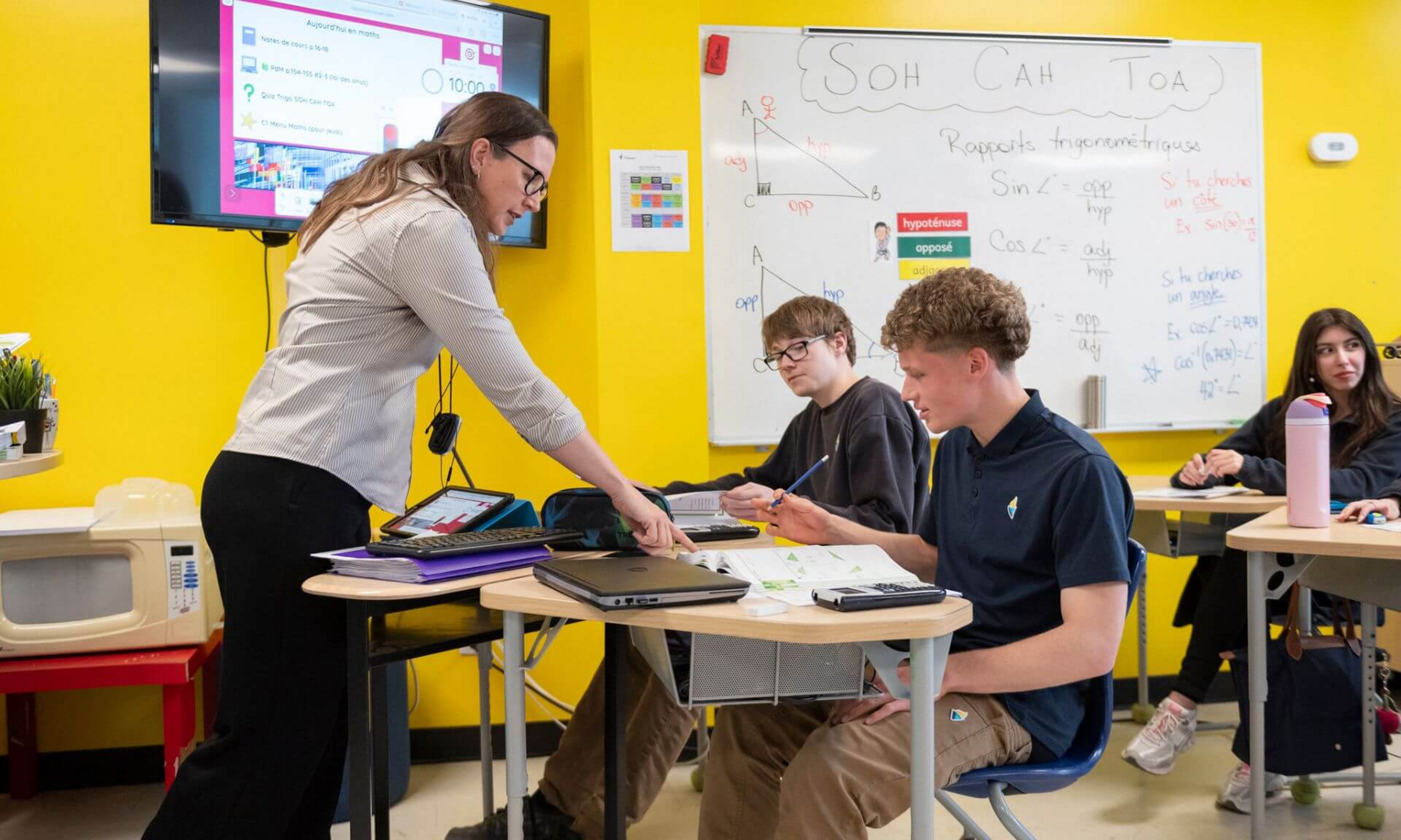 L'enseignante Véronique Dinelle avec des élèves de sa classe de mathématiques à l'école Vanguard, l'un des établissements du Réseau des écoles associées de la Faculté des sciences de l'éducation de l'UdeM.