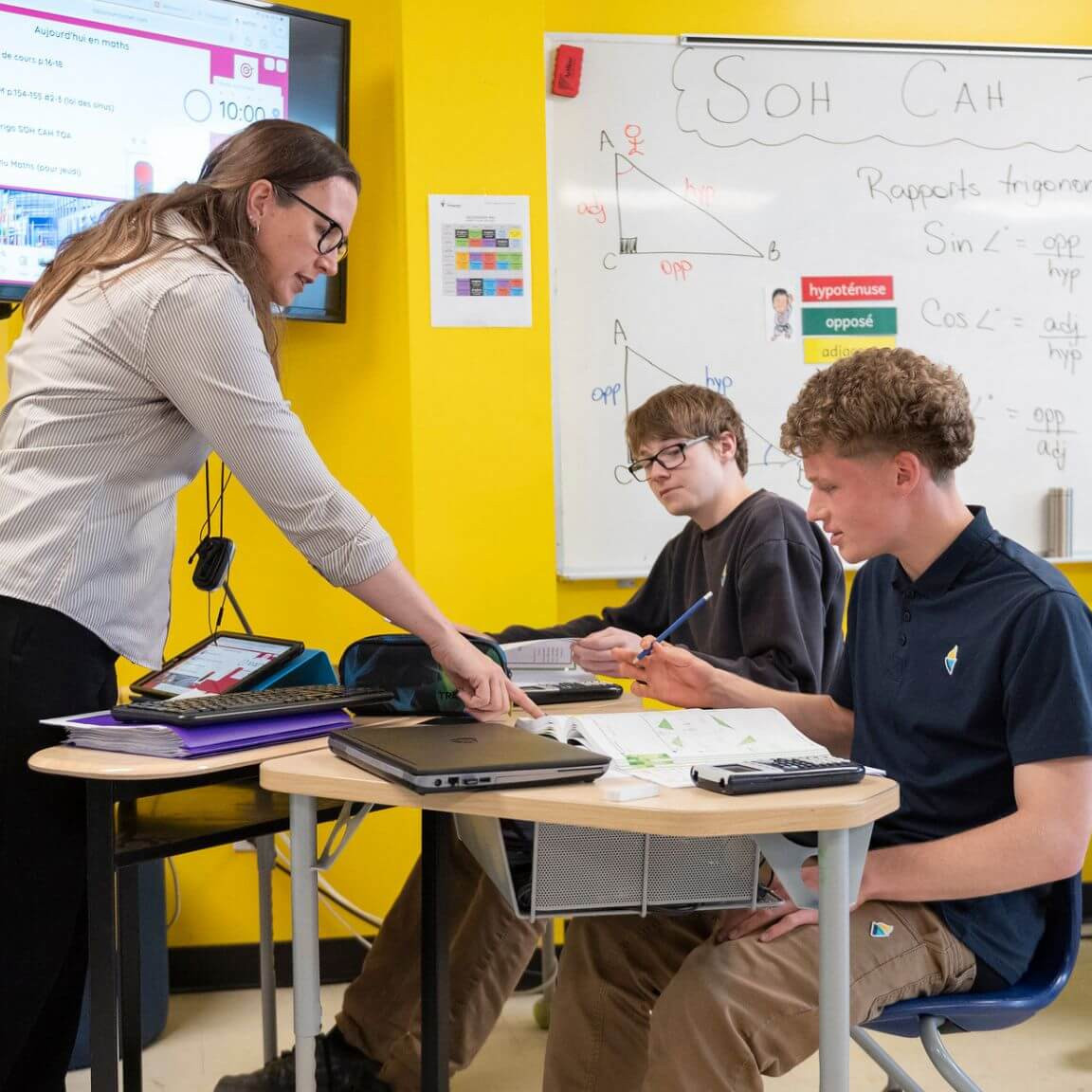 L'enseignante Véronique Dinelle avec des élèves de sa classe de mathématiques à l'école Vanguard, l'un des établissements du Réseau des écoles associées de la Faculté des sciences de l'éducation de l'UdeM.