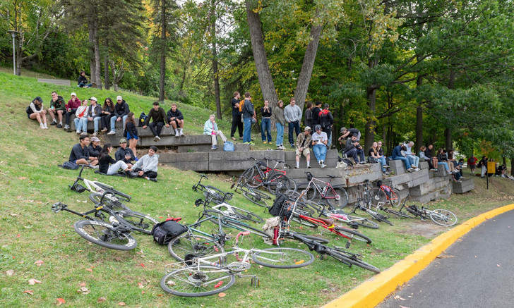 Les Mondiaux de cyclisme ont enflammé le campus le mois dernier. Toute une communauté s’est mobilisée, de la réfection de la chaussée du chemin de la Rampe à l’organisation d'une conférence, d'un kiosque santé et d'une exposition photo sur le campus.