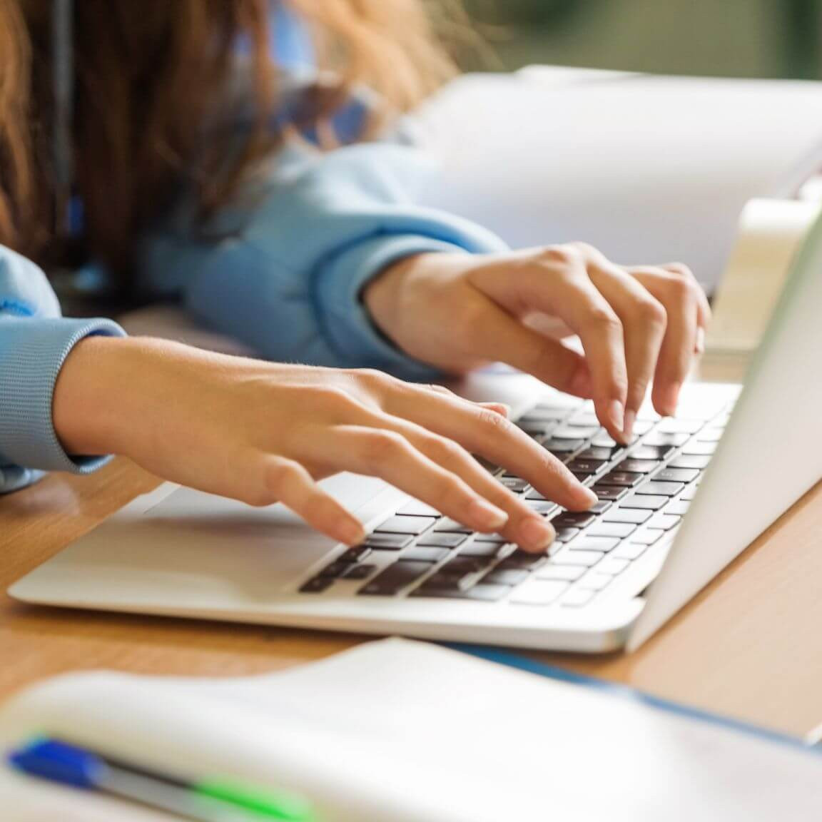 Selon Dave Anctil, les jeunes diplômés font face à des obstacles croissants à leur entrée sur le marché du travail, puisque «l’IA effectue de plus en plus les tâches traditionnellement confiées aux employés en début de carrière».