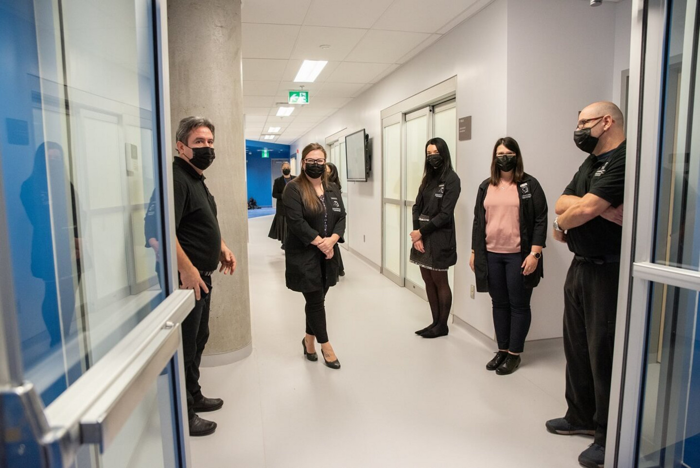 La nouvelle clinique-école est située dans des locaux adjacents au Centre de simulation en santé du campus de Laval. Les ministres ont pu visiter le Centre de simulation en compagnie de l’équipe de coordination.