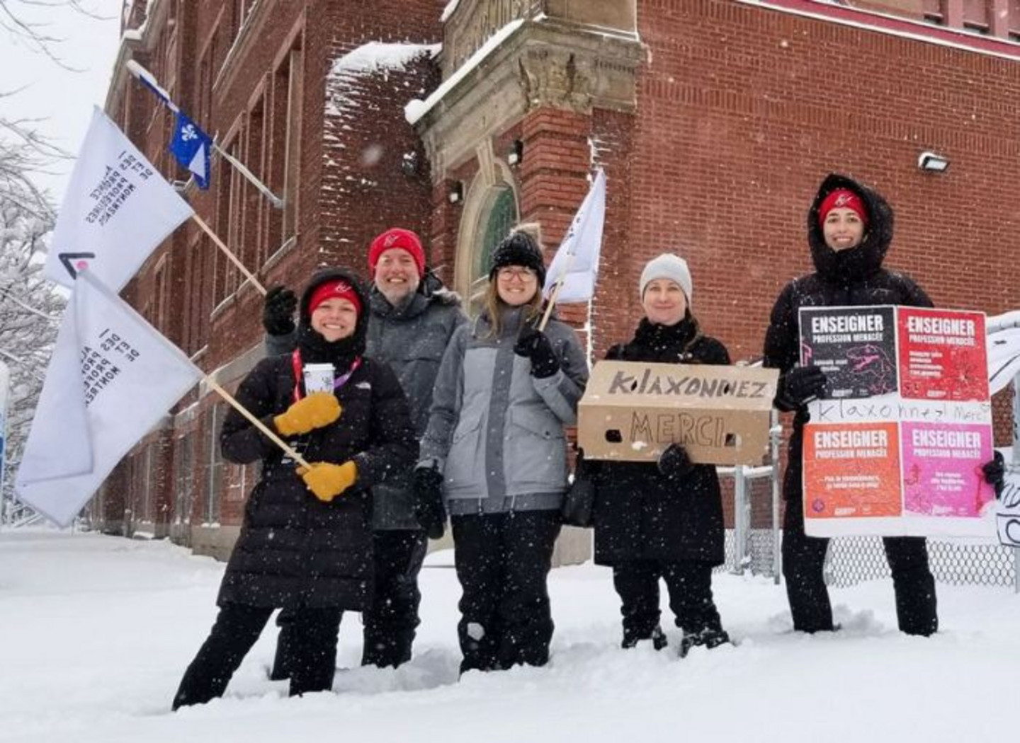 Quelques membres du personnel enseignant de l’école Notre-Dame-des-Neiges pendant la grève
