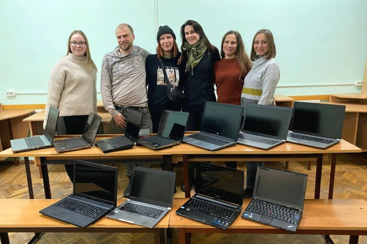 Livraison d'un premier lot d'ordinateurs portables à l'Université technique nationale de Kherson, déplacée dans la ville de Khmelnytskyï.