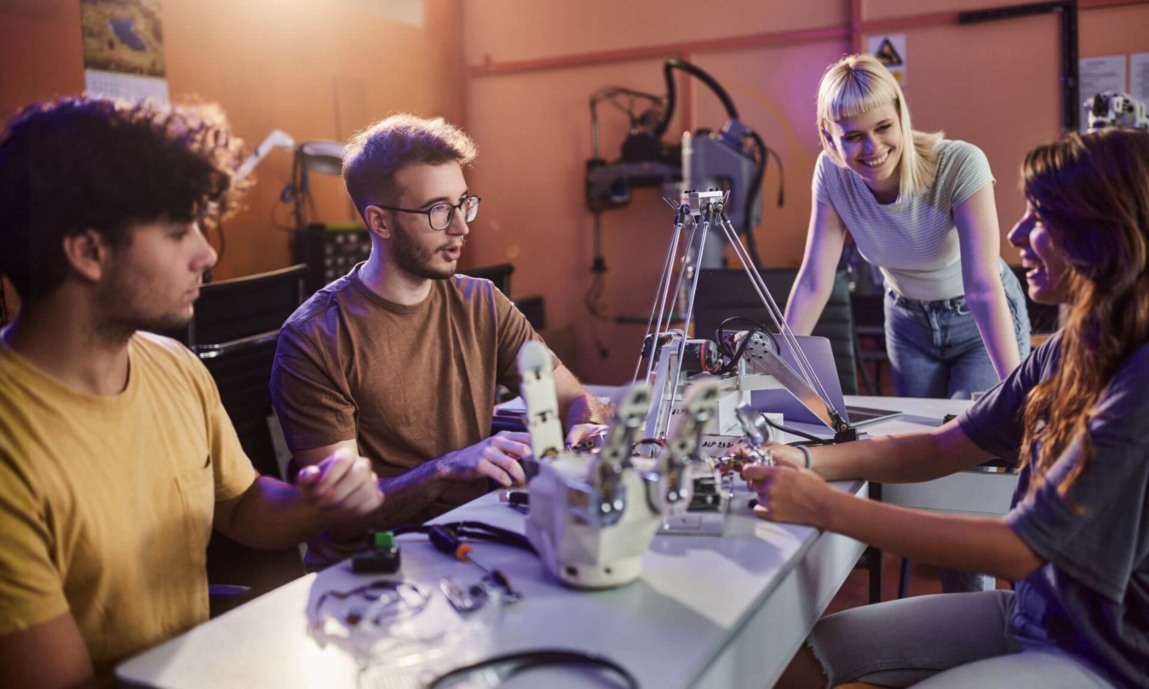 Des étudiants réunis autour d'un projet de recherche qui pourrait être commercialisé.