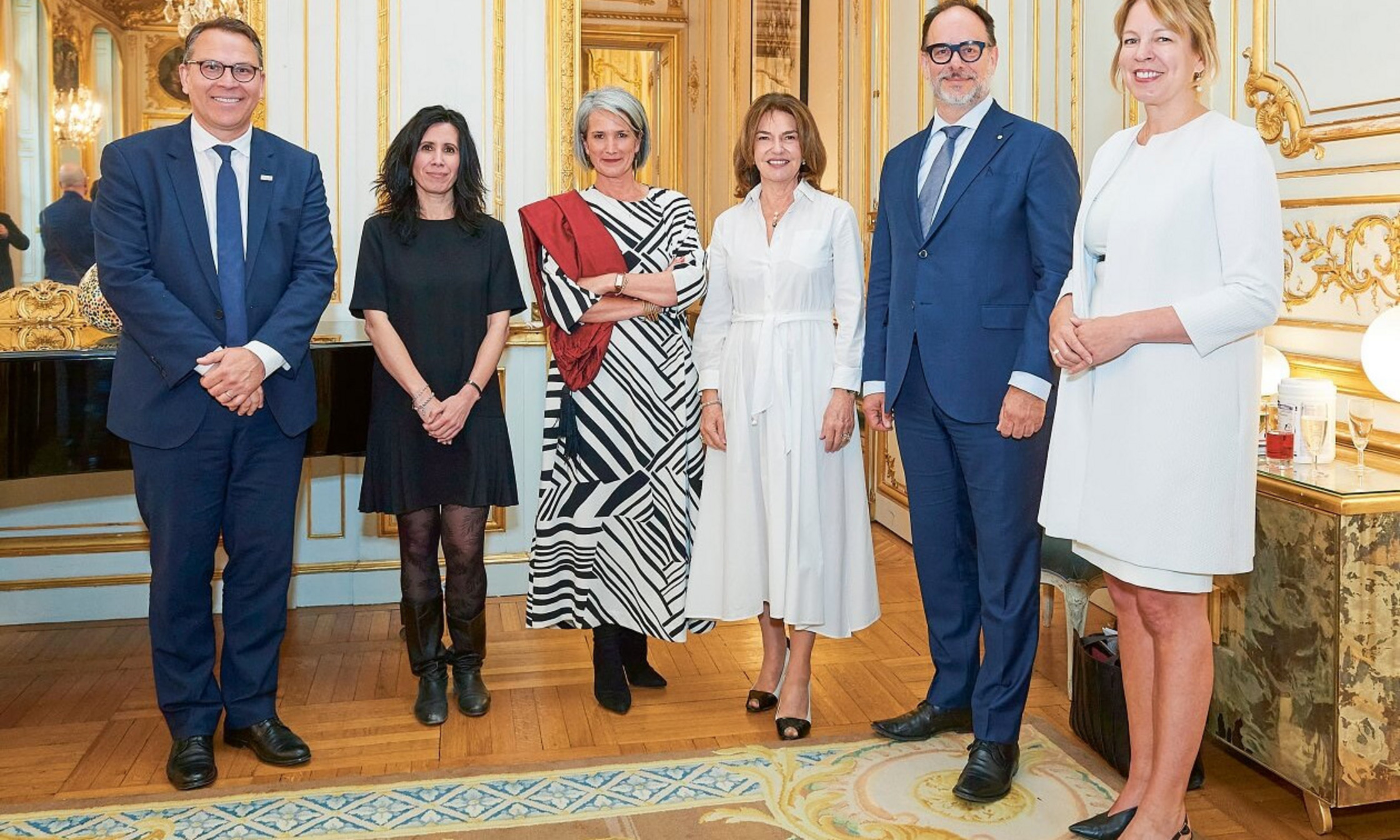 De gauche à droite: Michael Pecho, vice-recteur aux relations avec les diplômés et à la philanthropie; Isabelle Lépine, directrice du Bureau Europe; Valérie Amiraux, vice-rectrice aux partenariats communautaires et internationaux; Michèle Boisvert, déléguée générale du Québec à Paris; Daniel Jutras, recteur; et Amy Baker, chef de mission de l’ambassade du Canada en France.