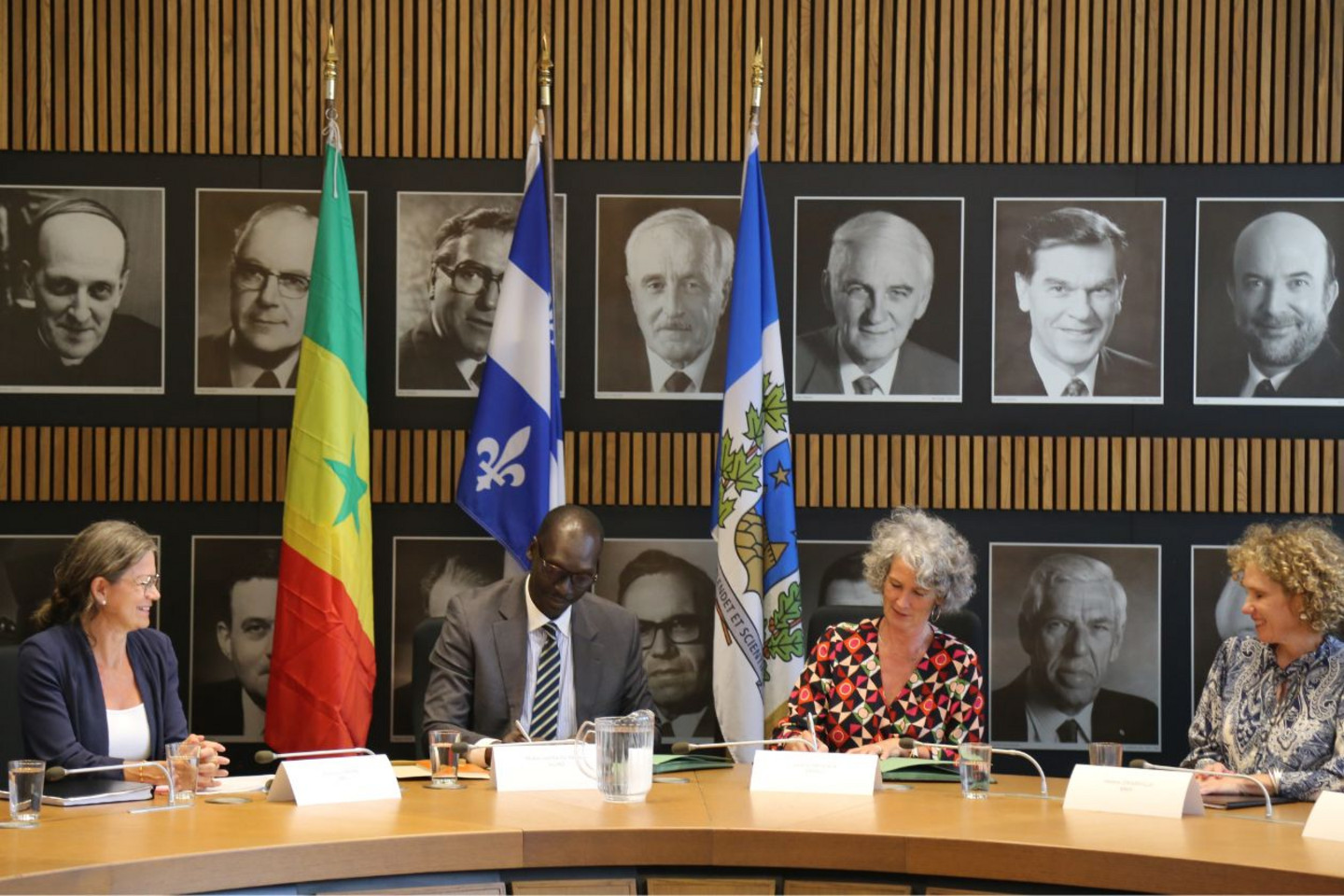 La sous-ministre Karine Dumont (MIFI), le vice-recteur de l’UCAD Mohamed Bachir Niang, la vice-rectrice Valérie Amiraux, et la sous-ministre adjointe Hélène Drainvile (MRIF) 