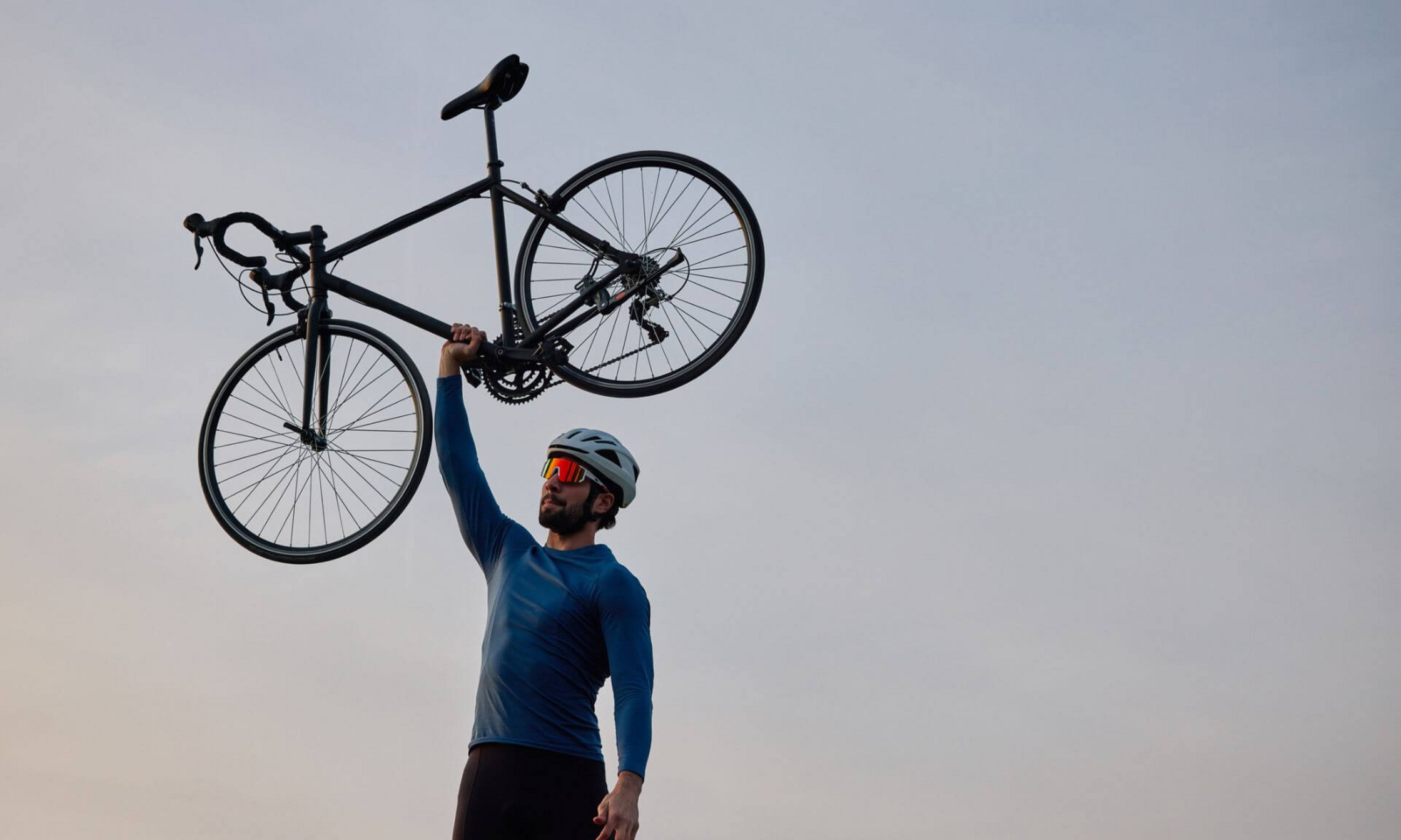 An active cyclist rides about 10,000 kilometers a year, while a elite athlete covers between 25,000 and 35,000 kilometers.