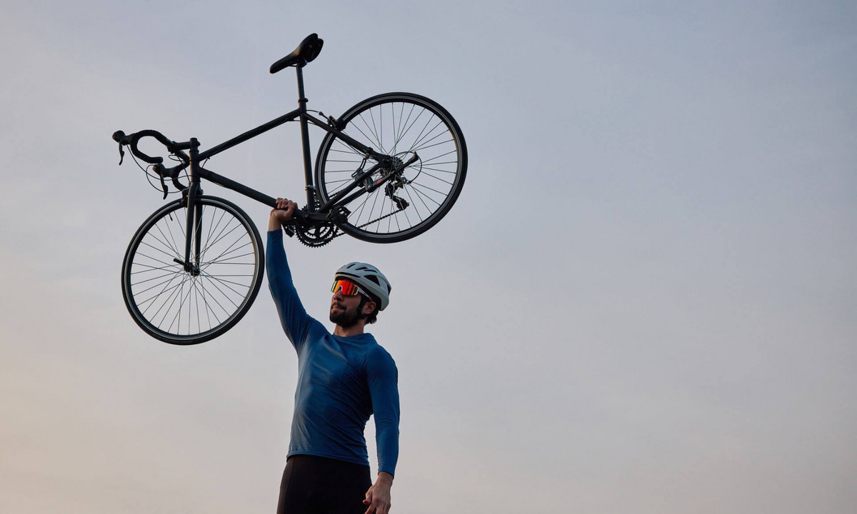 Un cycliste actif parcourt environ 10 000 kilomètres par année, tandis qu’un athlète de haut niveau en accumule de 25 000 à 35 000.