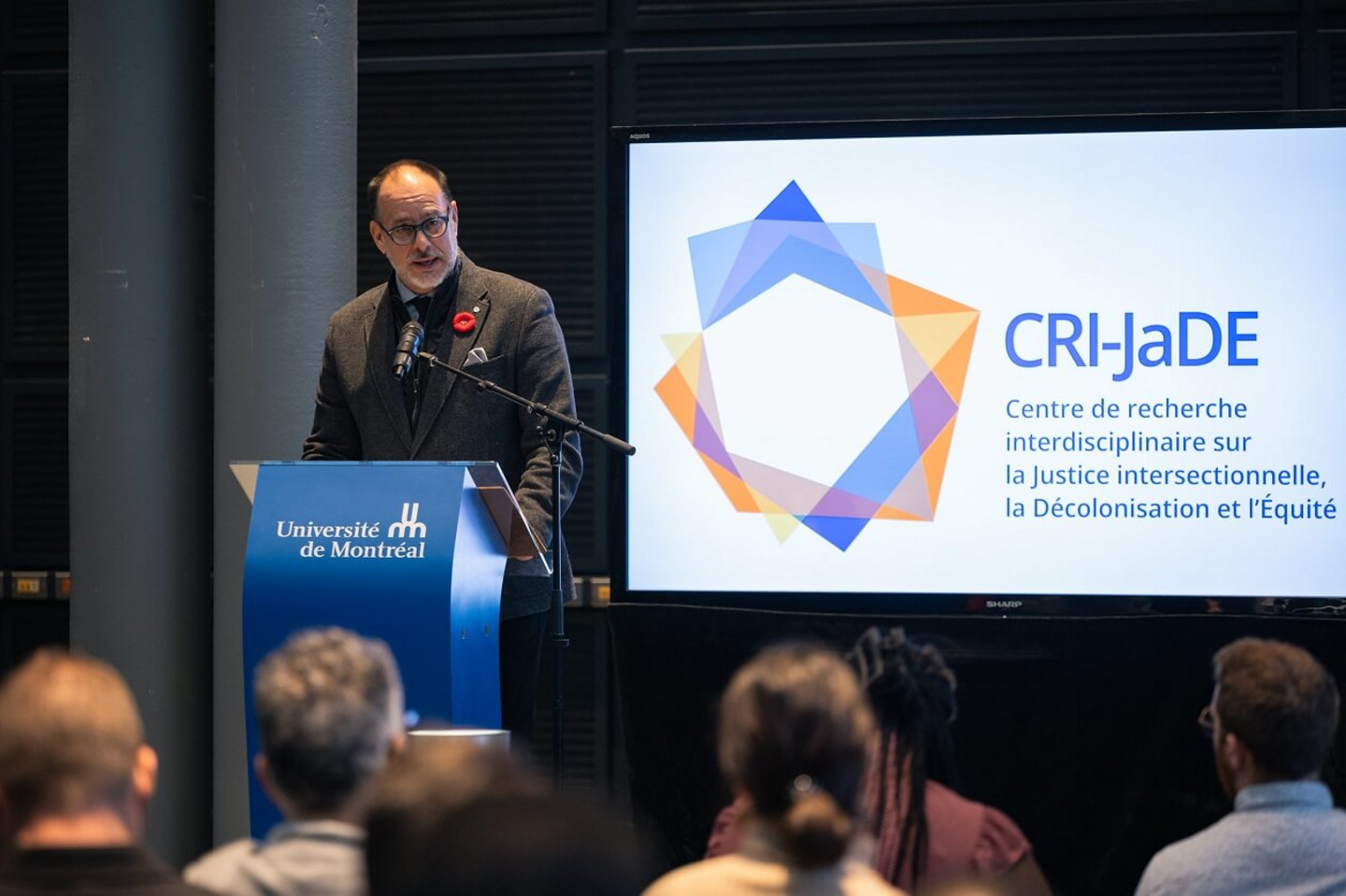 Une centaine de personnes ont assisté à la soirée de lancement du nouveau CRI-JaDE. Se sont adressés à l'assistance le recteur et le chancelier de l'UdeM, Daniel Jutras et Frantz Saintellemy, en plus de Sedalia Kawennotas Fazio, aînée de la nation kanien'kehá:ka (mohawk).  