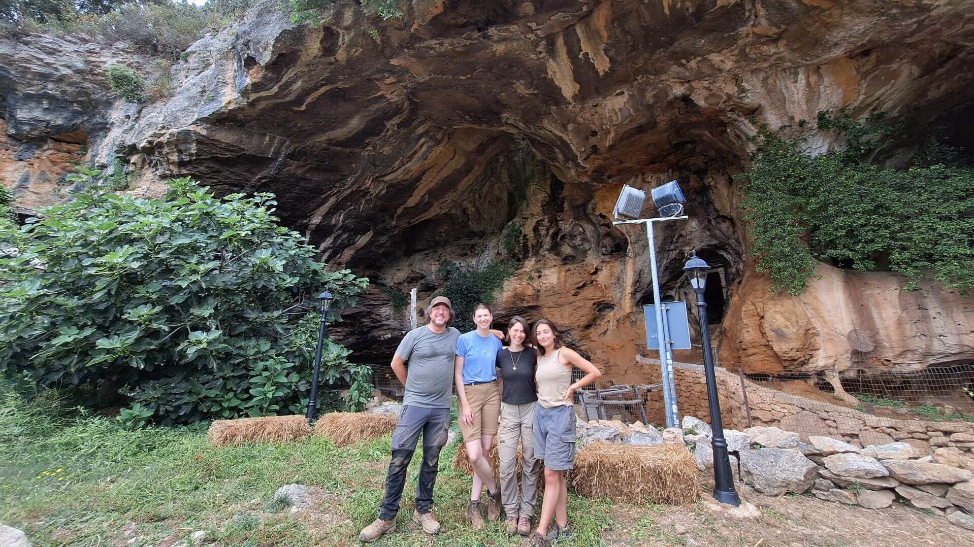 Julien Riel-Salvatore, professeur et directeur du Département d’anthropologie de l’UdeM, avec l’étudiante de premier cycle Alice Fournier, la doctorante Amélie Vallerand (doctorat) et l’étudiante à la maîtrise Estelle Maitre.