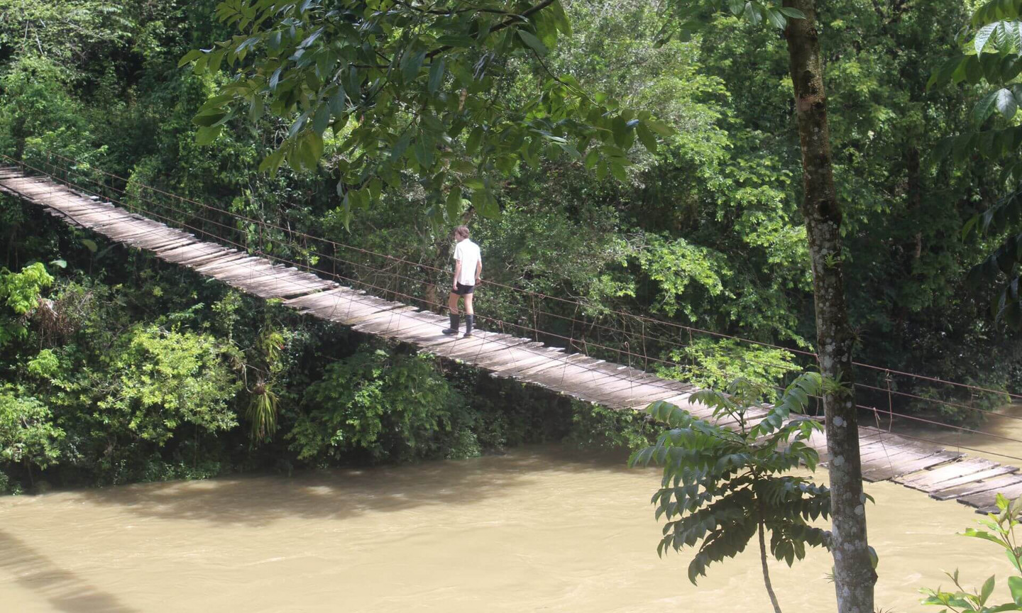 Benjamin Gwinneth traversant la rivière Polochic, dans le nord du Guatemala.