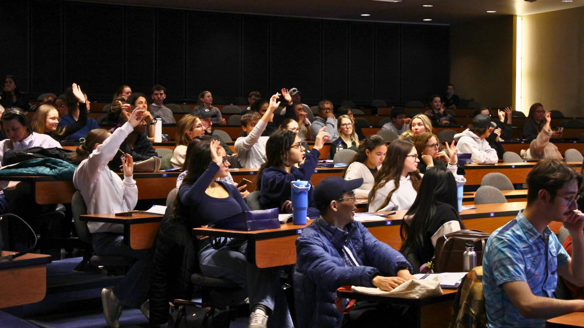 Des futurs étudiants assistent à une conférence.