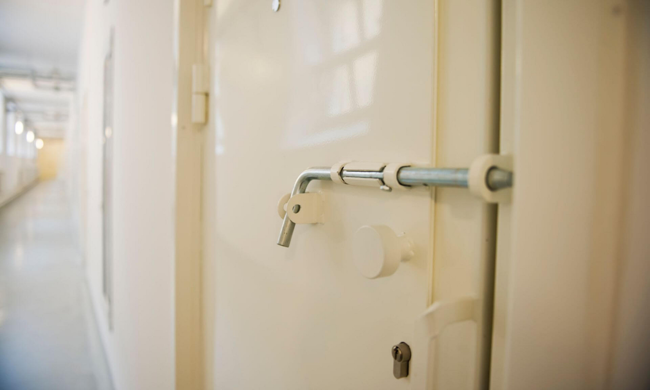 L’effet de l’isolement disciplinaire est globalement nul, voire négatif, à l’échelle des groupes étudiés.