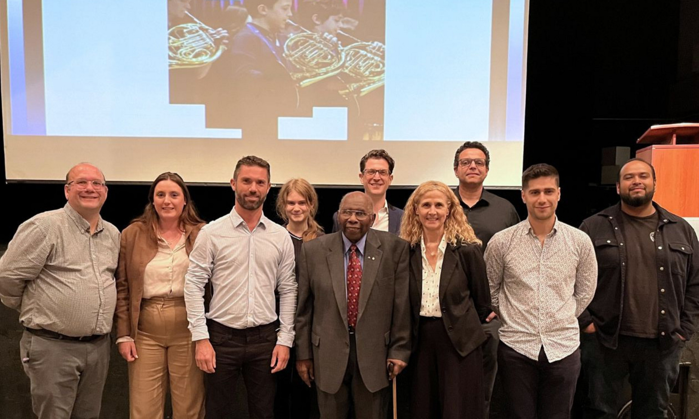 De gauche à droite: Yannick Turcotte, professeur de musique à l'école secondaire Honoré-Mercier et professeur du Big Band; Marie-Éliane Dubois, coordonnatrice du programme LUMI Dans les quartiers; Jean-Michaël Lavoie, vice-doyen au développement des engagements sociétaux et aux partenariats professionnels de la Faculté de musique de l'UdeM; la fille de John Roney; Oliver Jones, pianiste de jazz invité; John Roney, professeur agrégé à la Faculté de musique et professeur du Big Band à LUMI jazz; Nathalie Jolicœur, directrice de l'École LUMI; Joao Lenari, professeur invité à la Faculté de musique et professeur du Big Band à LUMI jazz; Romain Camiolo, chargé de cours à la Faculté de musique et professeur de piano et chef des chœurs à l'École LUMI; et Freddy Jose Rodriguez Argueta, enseignant de musique à l'école secondaire Honoré-Mercier. De gauche à droite: Yannick Turcotte, professeur de musique à l'école secondaire Honoré Mercier et professeur du Big Band; Marie-Éliane Dubois, coordinatrice du programme LUMI Dans les quartiers; Jean-Michael Lavoie, vice-doyen au développement des engagements sociétaux et partenariats professionnels de la Faculté de musique de l'UdeM; La fille de John Roney; Oliver Jones, pianiste jazz invité; John Roney, professeur agrégé à la Faculté de musique et professeur du Big Band à LUMI jazz; Nathalie Jolicoeur, directrice de l'École LUMI; Joao Lenari, professeur invité à la Faculté de musique et professeur du Big Band à LUMI jazz; Romain Camiolo, chargé de cours à la Faculté de musique et professeur de piano et chef de chœurs à l'École LUMI; Freddy Jose Rodriguez Argueta, enseignant en musique à l'école secondaire Honoré-Mercier.