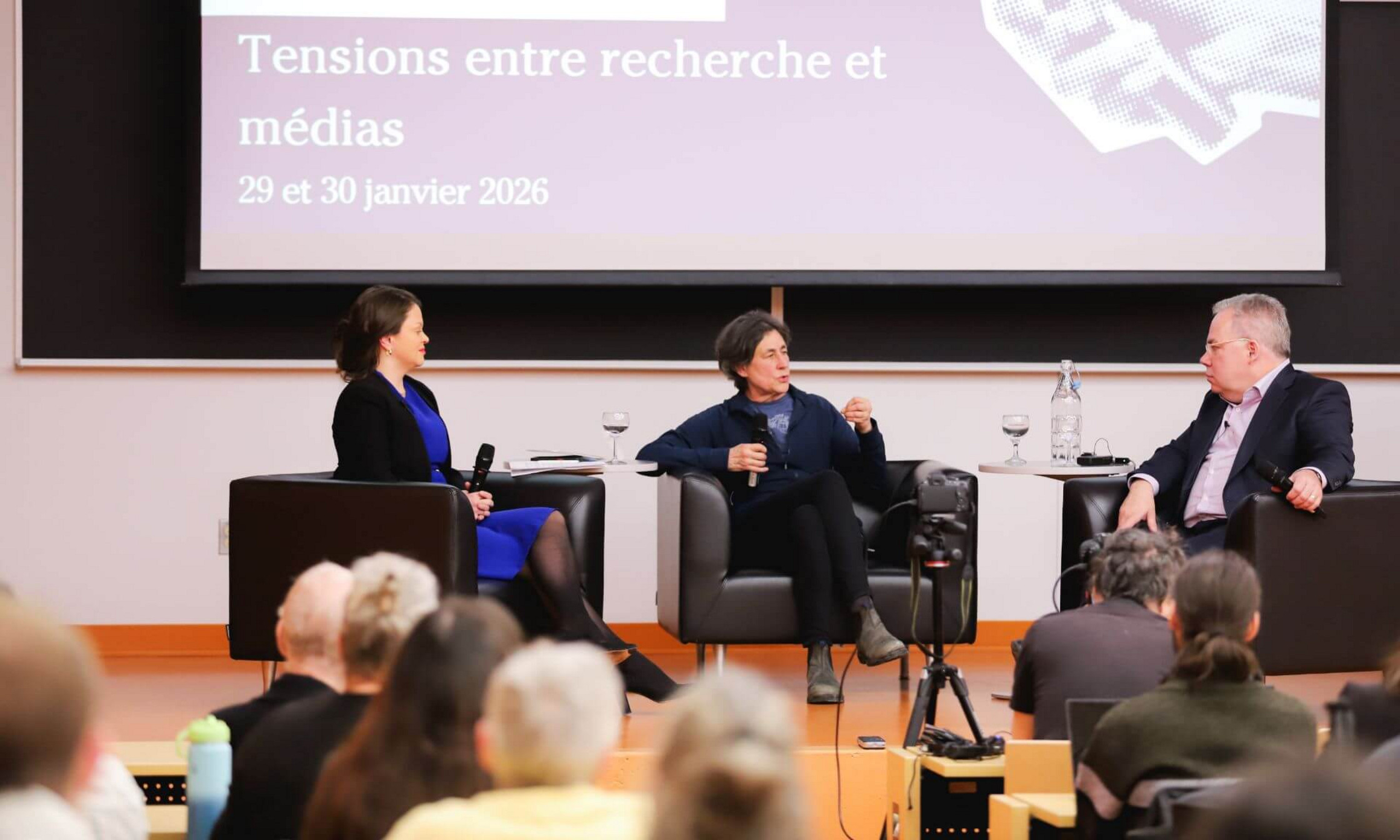 La directrice scientifique du CÉRIUM Laurence Deschamps-Laporte lors de la conférence d'ouverture avec les chroniqueurs politiques Chantal Hébert et Paul Wells.
