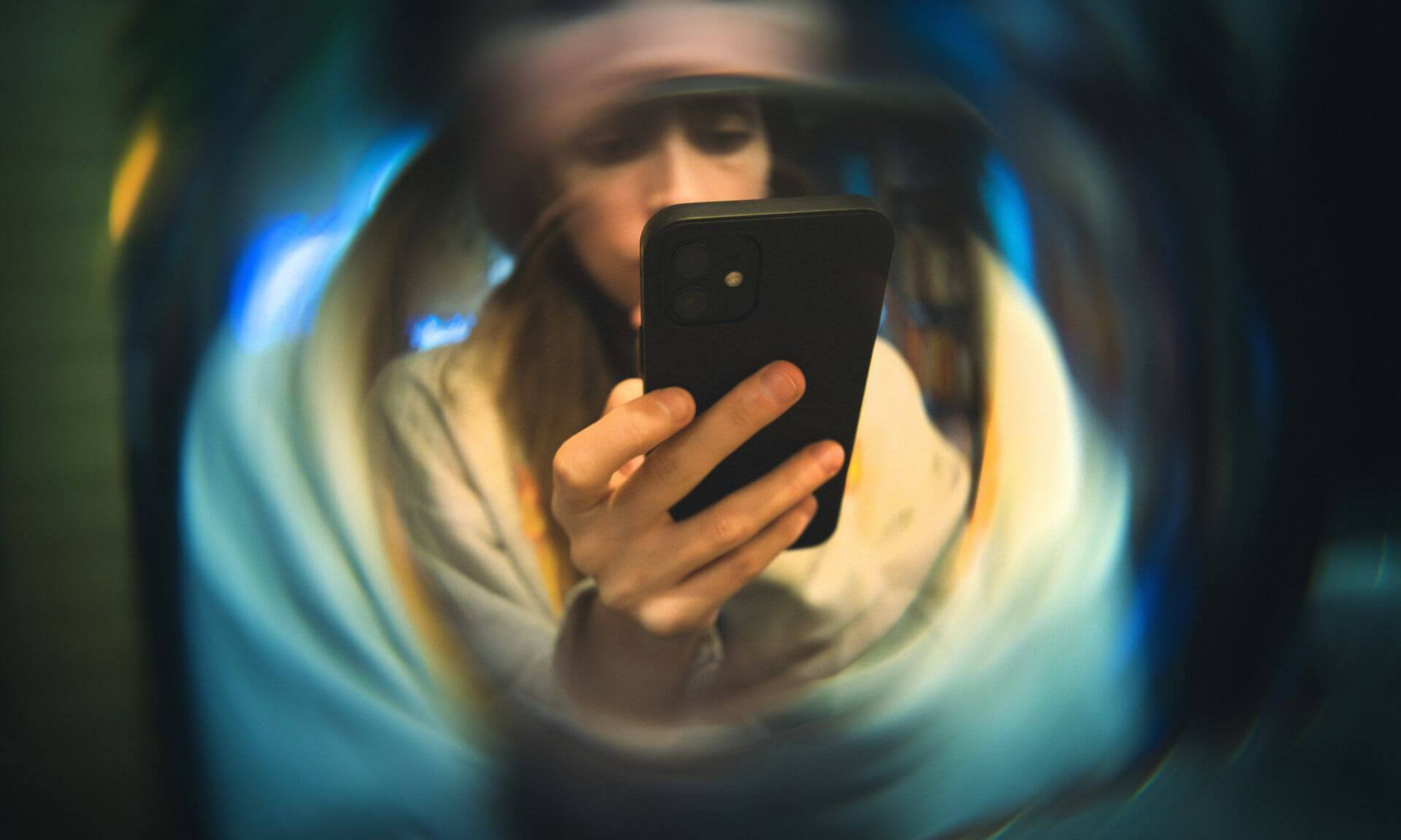 Face à l'inconfort engendré par le stress, les vidéos courtes offrent un refuge émotionnel immédiat et accessible, surtout chez les jeunes adultes. Ces contenus procurent des émotions positives et permettent de s'évader, parfois au point d'éviter d'aborder les problèmes réels.