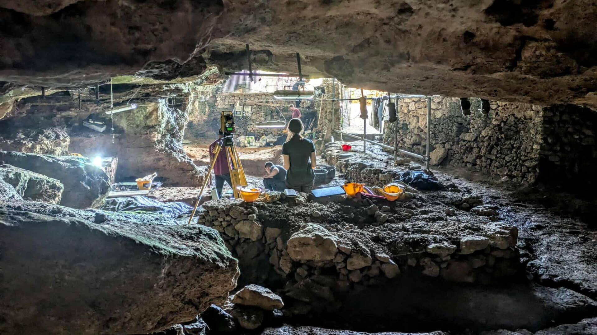 Vue d'ensemble du site où l’équipe a effectué une fouille stratégique d'une section de référence, en plus de collecter des sédiment pour des analyses d'ADN futures.