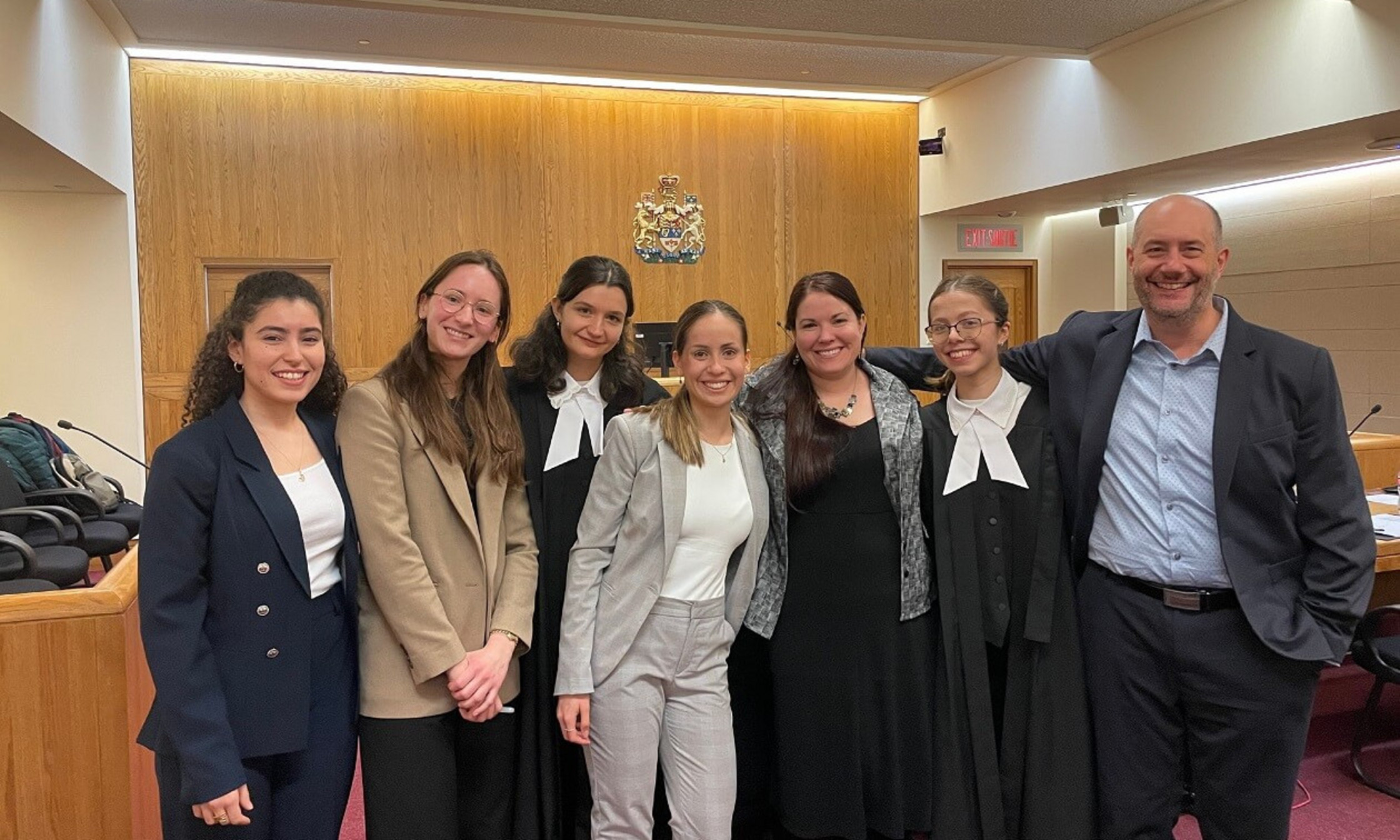 De gauche à droite: Sara Sellah, Alexandra Roy-Côté, Léa Cerdan-Amiard, Vicky Valiquette, Me Maude Pagé-Arpin (entraîneuse), Marie Laverdure et Me Martin Latour (entraîneur adjoint).
