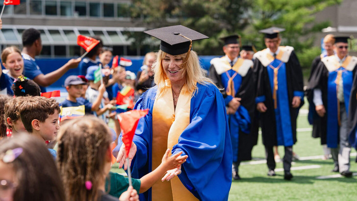 L’Université de Montréal a décerné un doctorat honoris causa à Nadia Comăneci, figure légendaire de la gymnastique artistique et icône des Jeux olympiques de Montréal de 1976.