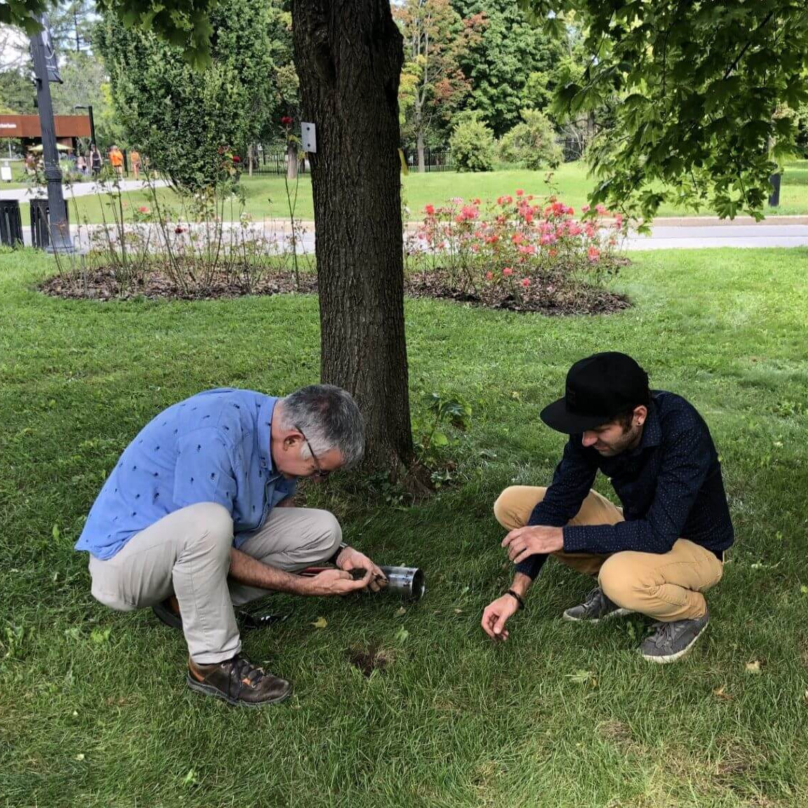 Le professeur Jacques Brodeur et le professionnel de recherche Simon Legault font des carottes de sol au Jardin botanique de Montréal, afin d’y trouver des larves de scarabées japonais.