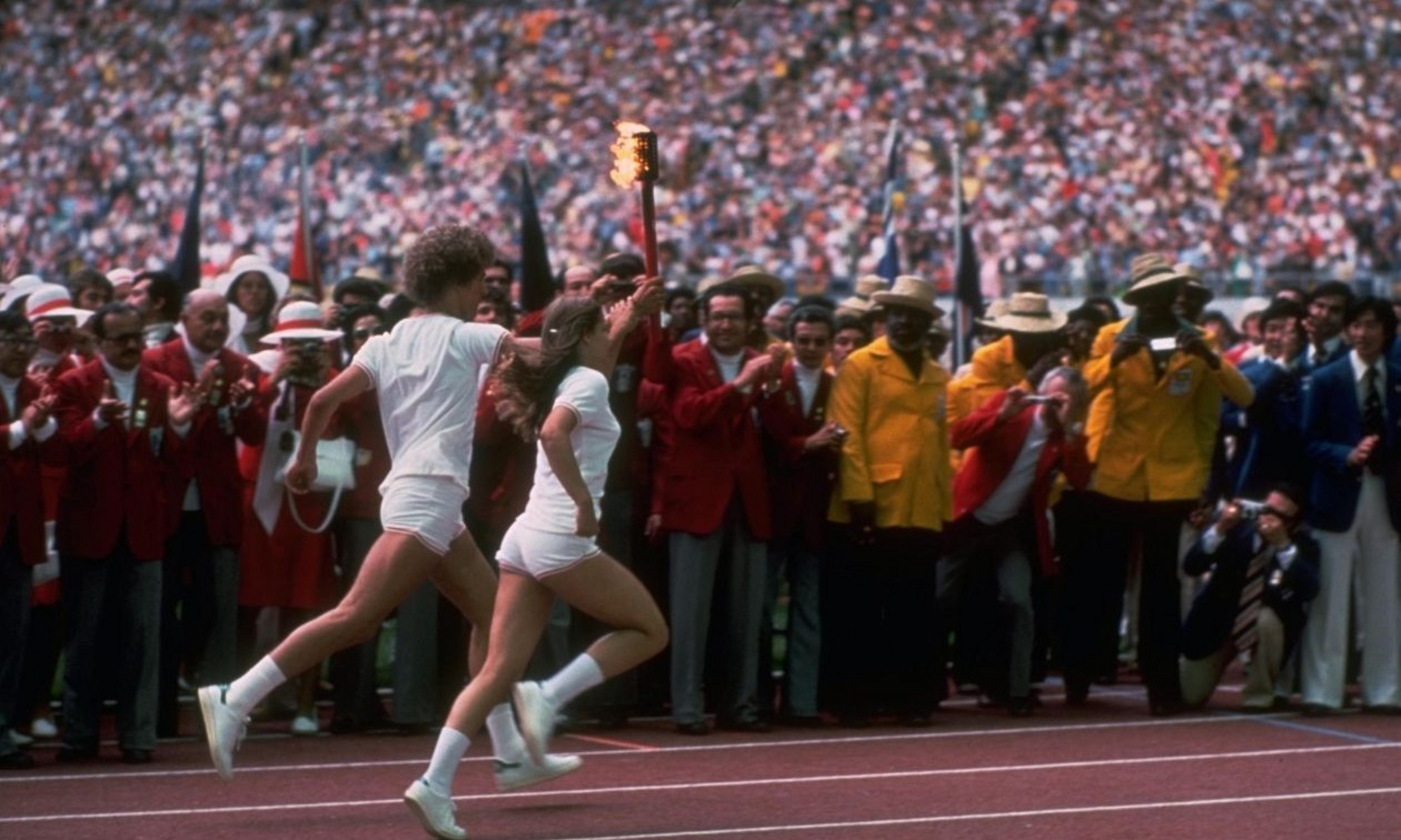 Les derniers relayeurs, Stéphane Préfontaine et Sandra Henderson, dans le stade olympique de Montréal lors de la cérémonie d’ouverture.