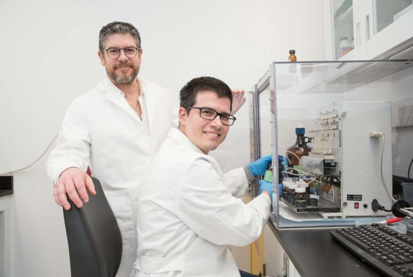 Alexis Vallée-Bélisle, professeur agrégé au Département de chimie et professeur accrédité au département de biochimie et médecine moléculaire, ainsi que Dominic Lauzon, conseiller principal en recherche