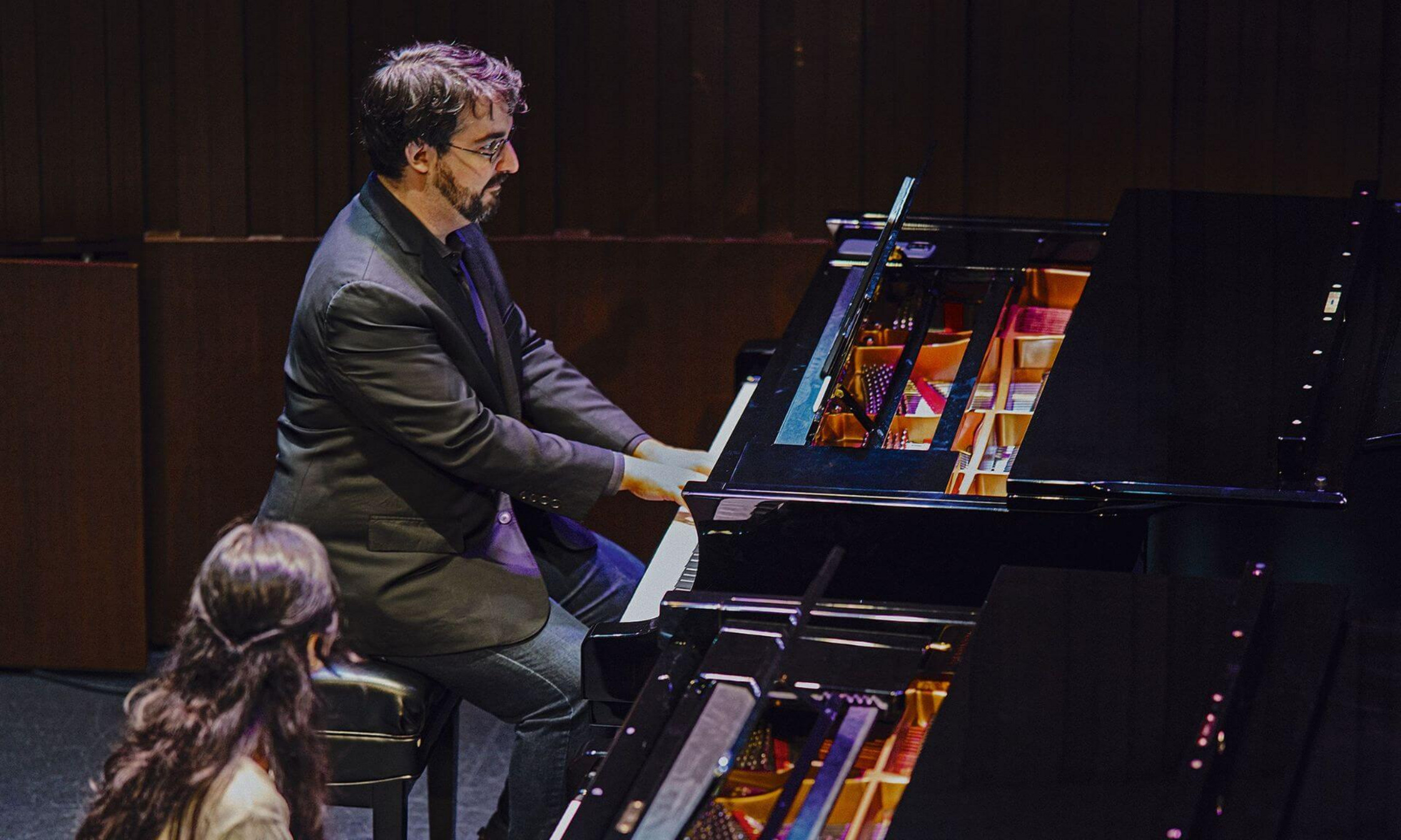 Charles Richard-Hamelin avec l’étudiante de doctorat Charissa Vandikas, qui a choisi l’UdeM notamment pour avoir la chance de suivre des cours avec le pianiste primé.