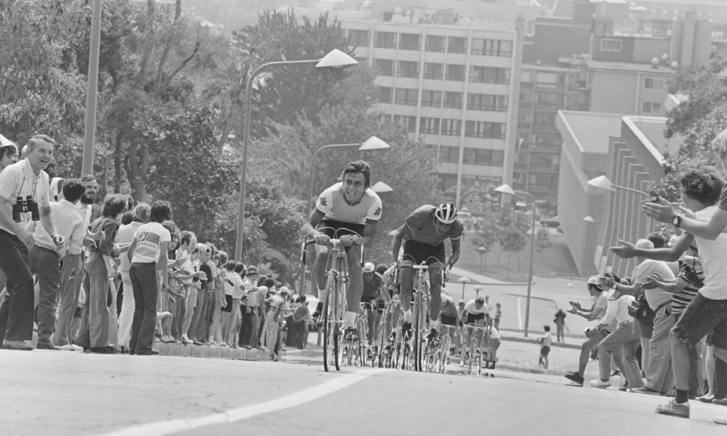 La veille de la compétition, les cyclistes professionnels et amateurs gravissant le chemin de Polytechnique lors des Championnats du monde de cyclisme de 1974.