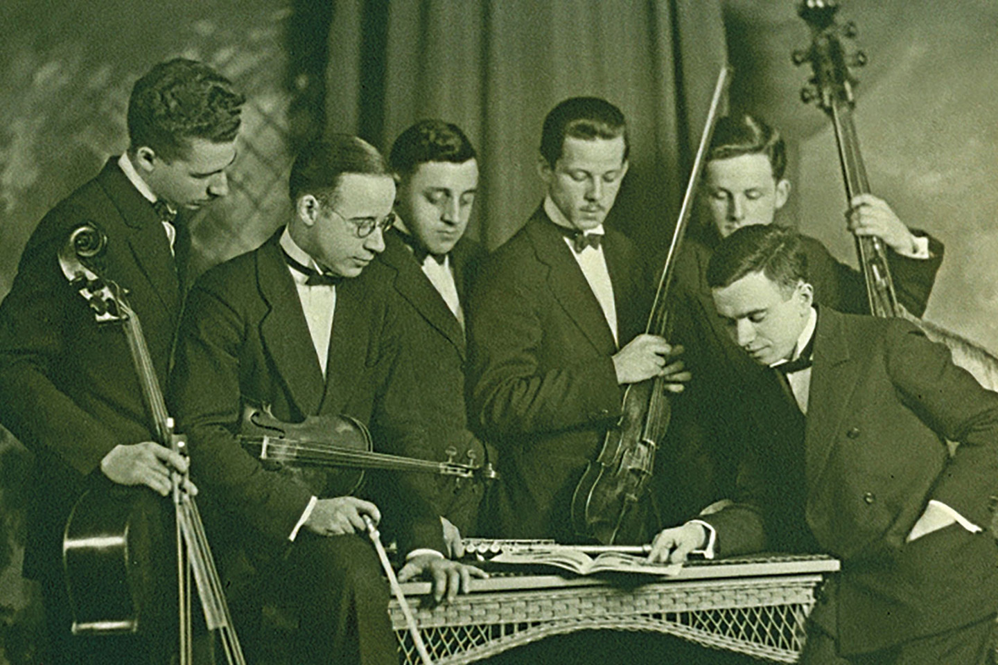 Les Carabins, un ensemble musical auquel appartenait Armand Frappier (troisième à partir de la droite). Les cachets reçus pour leurs concerts
aidèrent le jeune homme à financer ses études.