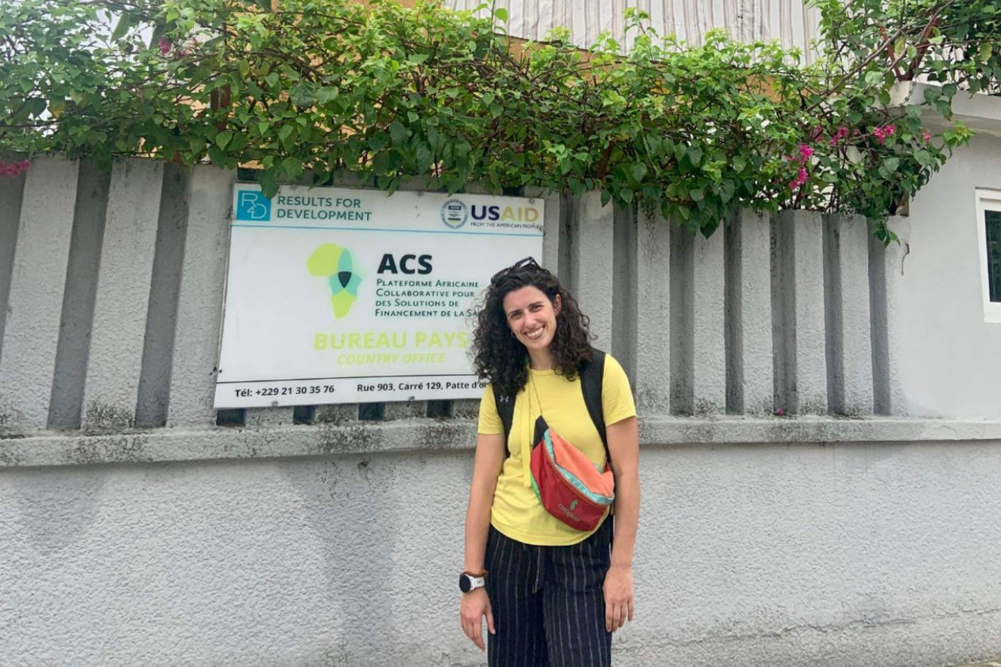 Sarah Cooper devant le Centre de Recherche en Reproduction Humaine et en Démographie de Cotonou, au Bénin, où elle a effectué son stage supervisé par Thomas Druetz, professeur agrégé à l’École de santé publique.