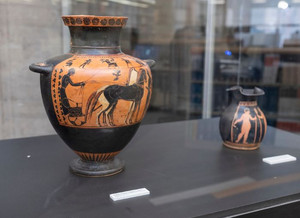 Deux vases grecs sont exposés à la Bibliothèque des lettres et sciences humaines