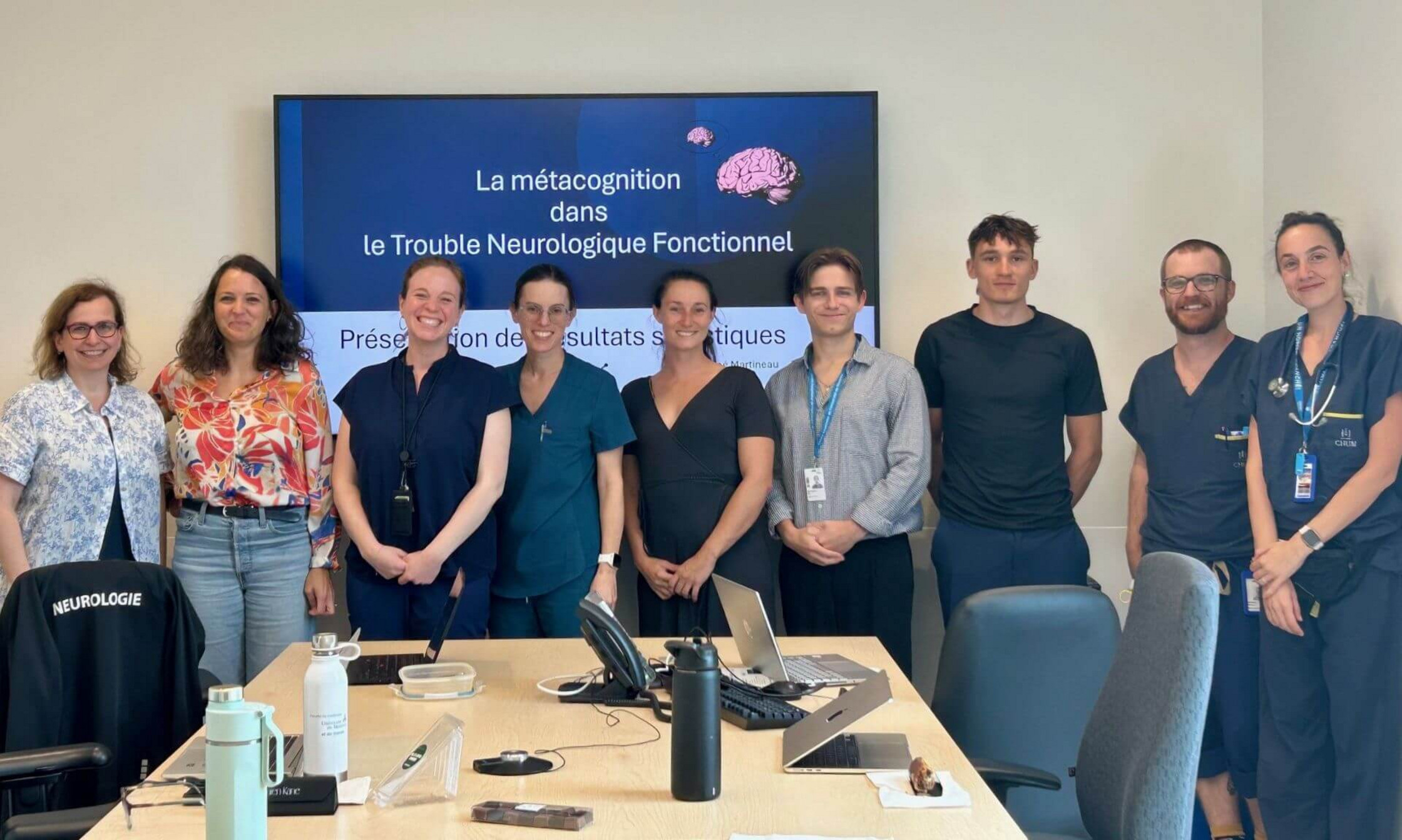 L'équipe clinique TNF du CHUM: Dre Laury Chamelian, neuropsychiatre; Jasmine Carlier, doctorante en neurosciences; Dre Ariane Veilleux-Carpentier, neurologue; Dre Arline-Aude Bérubé, neurologue; Carolane Desmarteaux, neuropsychologue et chercheuse; Noé Martineau, stagiaire en neurosciences; Kevin Ratté, stagiaire en neurosciences; Pierre-Luc Lévesque, physiothérapeute; Dre Karine Garneau, neurologue.