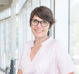 Annie Pullen Sansfaçon, professeure de l’École de travail social, conseillère spéciale au vice-recteur à la planification et à la communication stratégiques et vice-rectrice associée aux relations avec les Premiers Peuples à l’UdeM