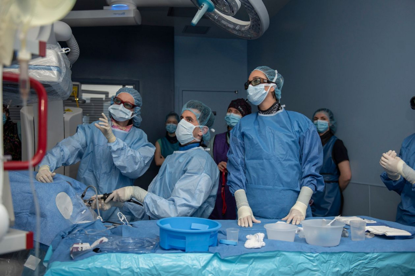 La Dre Marilyn Dunn (à gauche) avec le résident Corentin Treich (assis), accompagnés d’une partie de l’équipe médicale. 