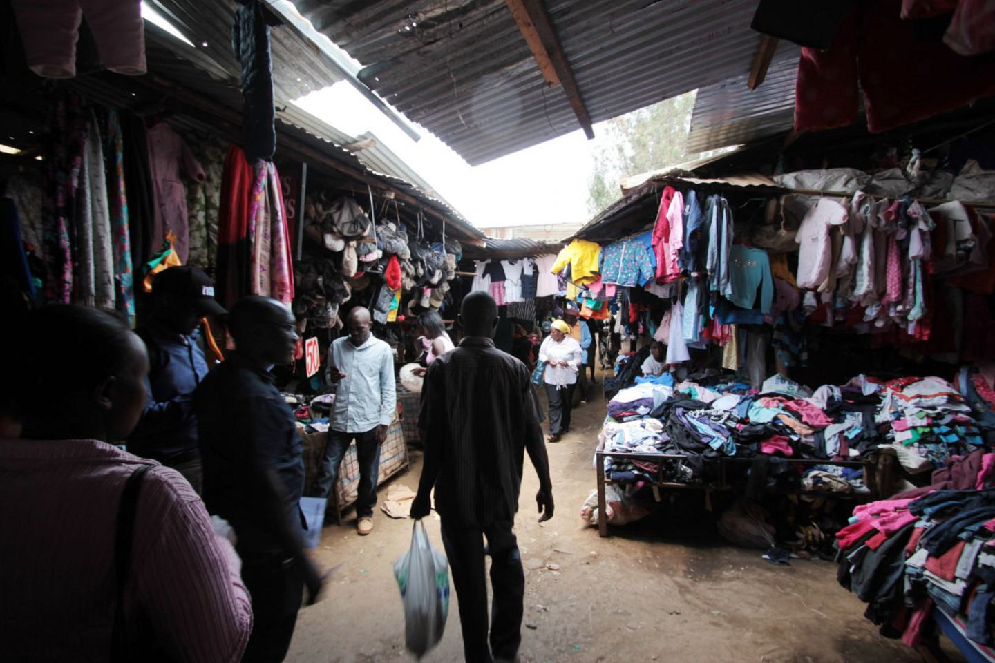 Vue de l'intérieur du Toi Market, dans le bidonville de Kibera, il y a un an 