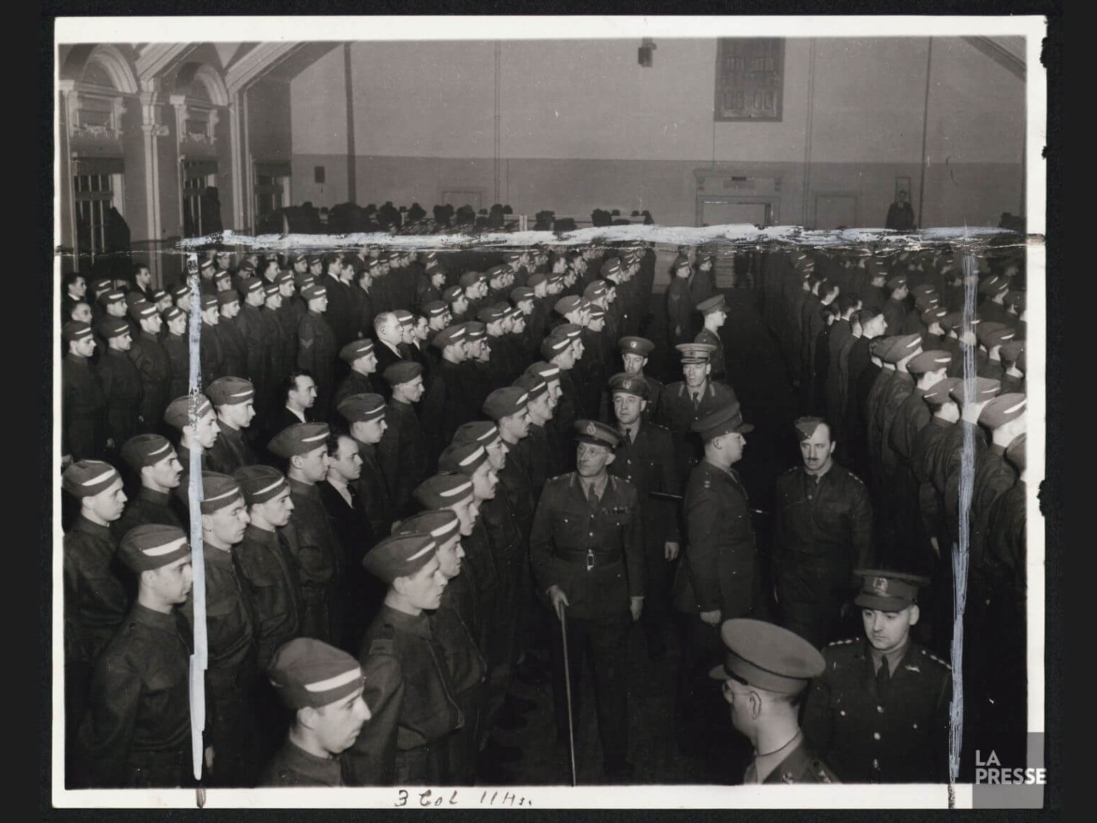 Le major-général T.-L. Tremblay, inspecteur général des troupes pour l’est du Canada, a passé en revue hier soir le corps des officiers de l’Université de Montréal. On le voit ci-dessus s’avançant entre deux rangées d’aspirants officiers, en compagnie du brigadier général E. de B. Panet, commandant du district militaire No 4, du lieutenant-colonel Paul Ranger, commandant du Corps-École d’Officers Canadiens (CEOC) de l’Université de Montréal, du major C.-A. Parker, officier d’état-major, et du capitaine Guthrie Scott, officier d’ordonnance.