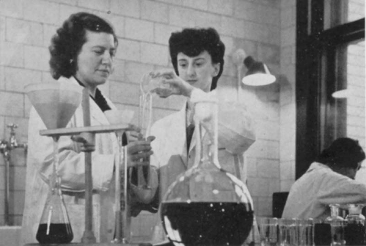 «Trois femmes travaillant lors d’un laboratoire en histologie», 1943