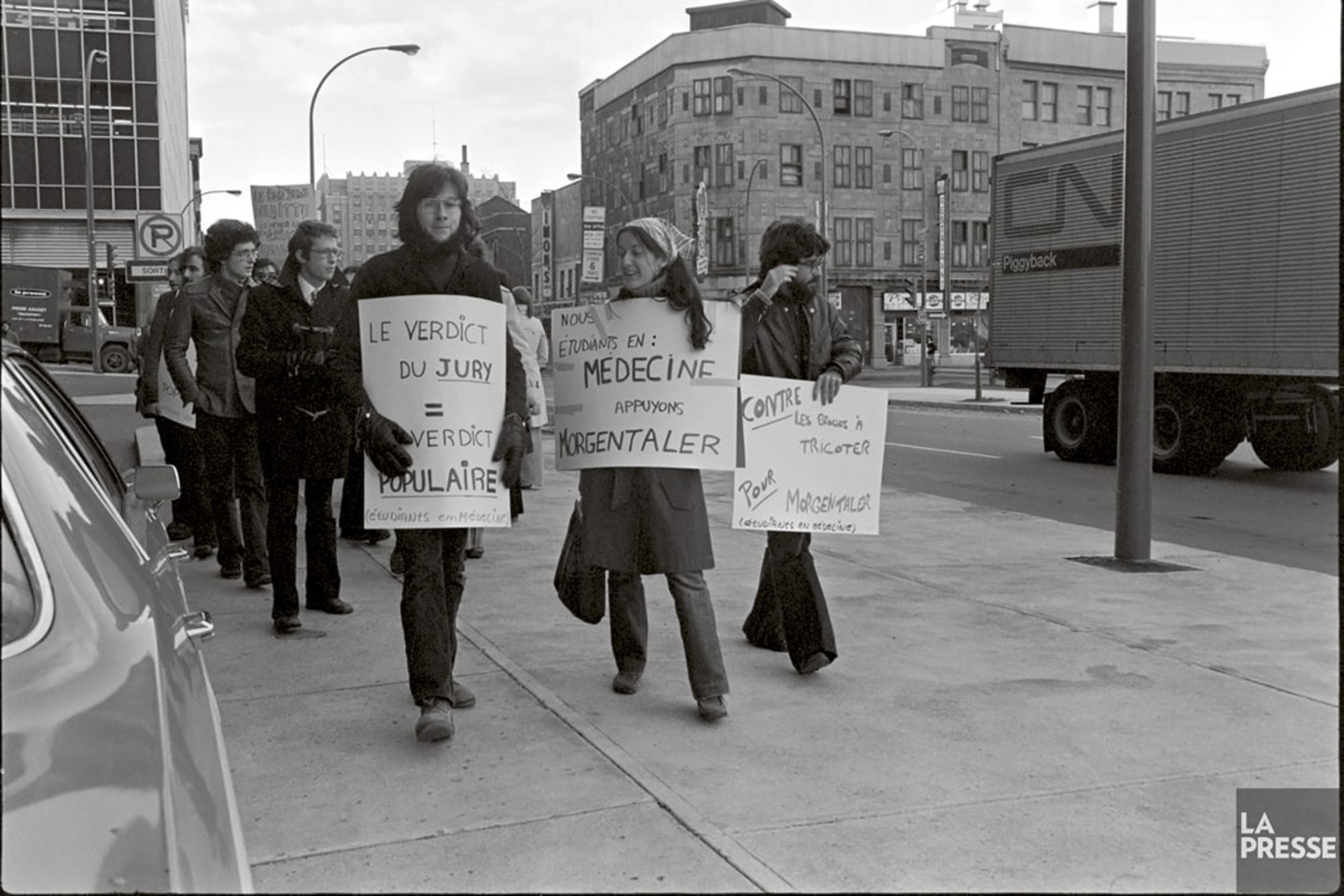 Manifestation des étudiants en médecine en faveur d’Henry Morgentaler devant le palais de justice de Montréal en 1975. 