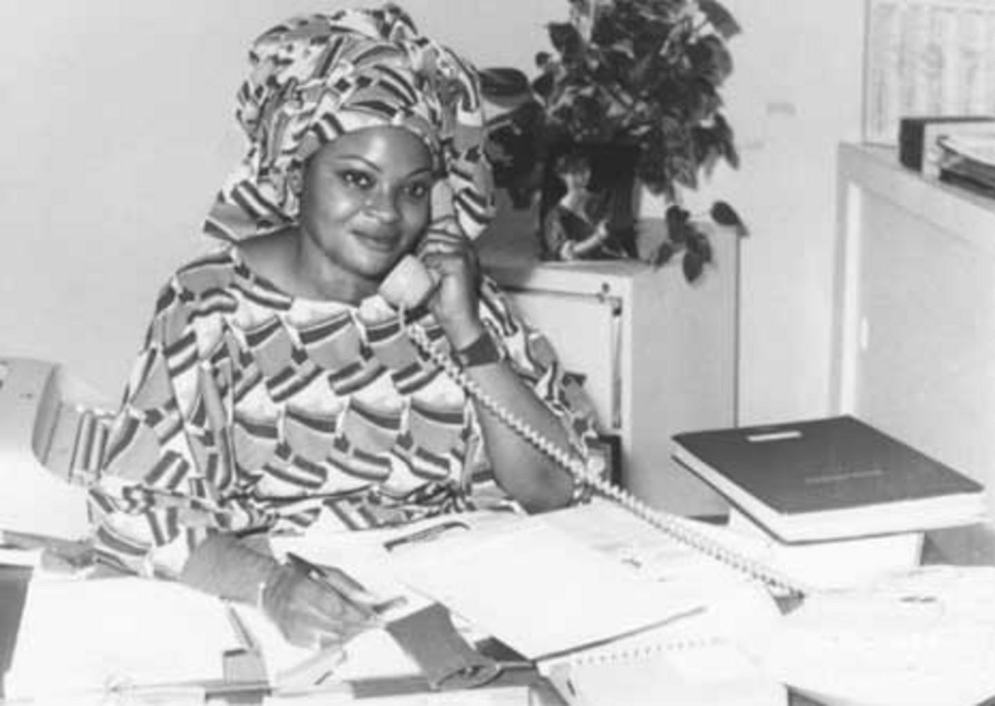 «Madame N’Doyle parlant au téléphone», 1975 (unité départementale non précisée)