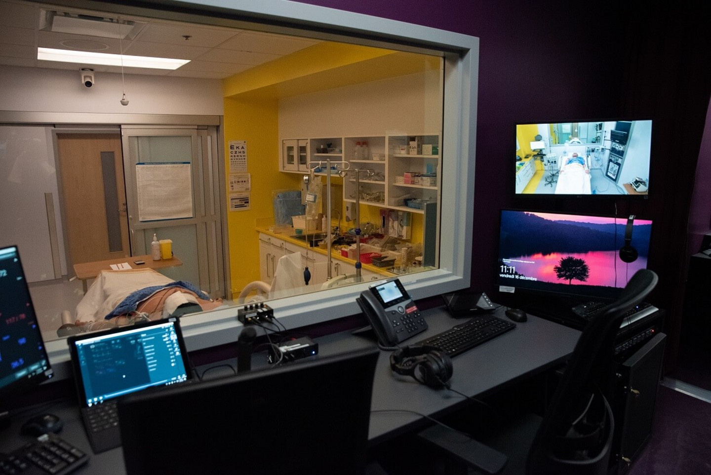 Les régies du Centre de simulation en santé permettent aux équipes de coordonner les activités de formation en direct.