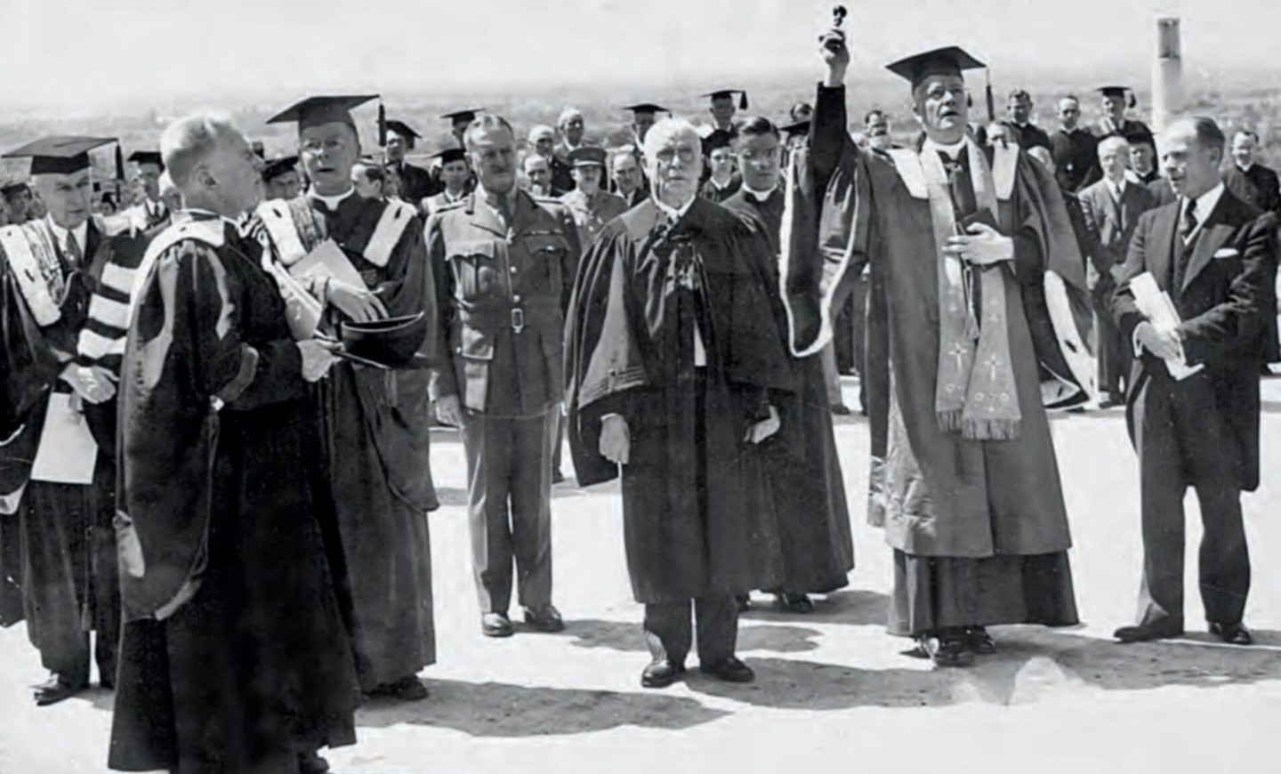 «Les hauts dignitaires de l'Église, de l'État et de l'Université sot assemblés [...] au moment de la bénédiction du vaste édifice» par le chancelier, Mgr Charbonneau. De gauche à droite: Édouard Montpetit, Émile Chartier, Olivier Maurault, Eugène Fiset, D.-B. Papineau, Mgr Charbonneau et Adélard Godbout.