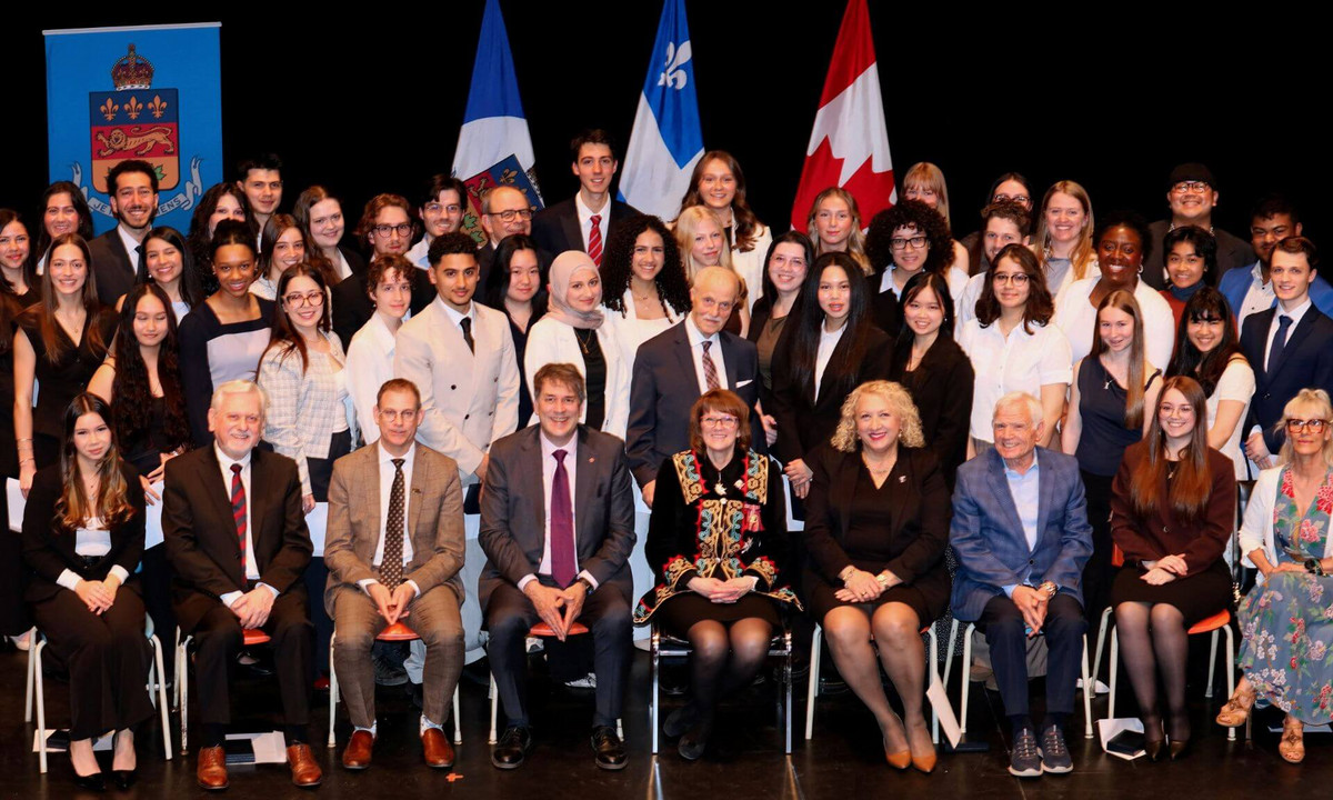 L’honorable Manon Jeannotte, lieutenante-gouverneure du Québec, entourée de dignitaires et des récipiendaires d’une médaille pour la jeunesse à la cérémonie d’avril.
