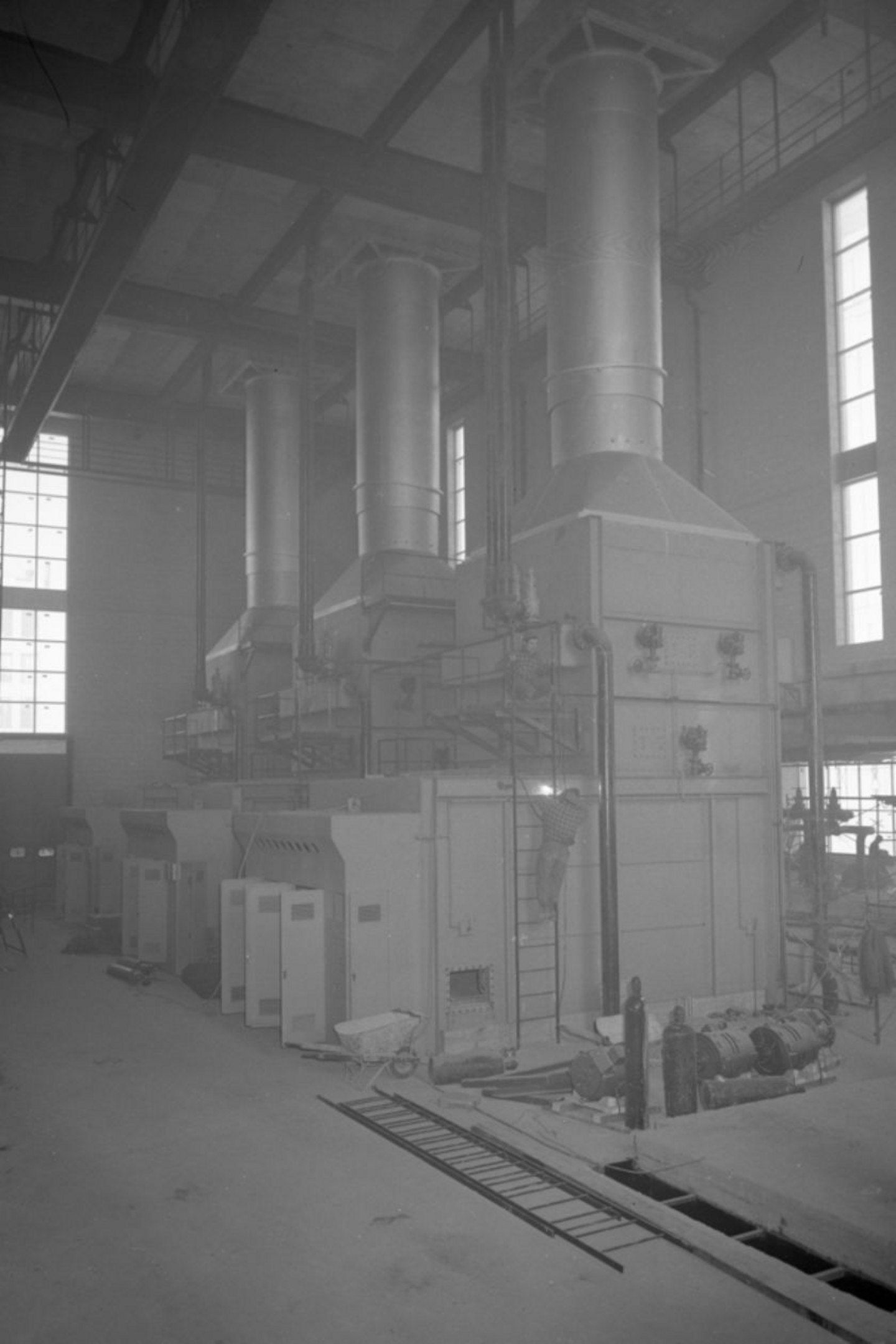 Trois des cinq anciennes chaudières démolies en plusieurs phases (début de l’an 2000), avant la décentralisation du chauffage sur le campus de la montagne. Construction de la centrale thermique (vue intérieure), décembre 1963 / Photographie: Service de polycopie. Centrale de photographie.