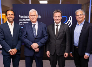 Le Dr Ahmed Moussa, directeur du CRPS; Jacques Guénette, donateur; le Dr Patrick Cossette, doyen de la Faculté de médecine; et Nicolas Fernandez, chercheur au CRPS Dr Ahmed Moussa, directeur du CRPS; Jacques Guénette, donateur; Dr Patrick Cossette, doyen de la Faculté de médecine; Nicolas Fernandez, chercheur au CRPS.