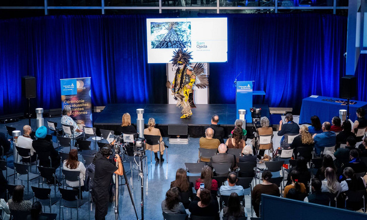 La Cérémonie des réussites étudiantes autochtones vise à saluer la persévérance et les succès des communautés étudiante et diplômée autochtones. Il s'agit aussi d'une occasion pour souligner la générosité des donateurs et donatrices qui financent des bourses destinées à la communauté étudiante des Premiers Peuples.