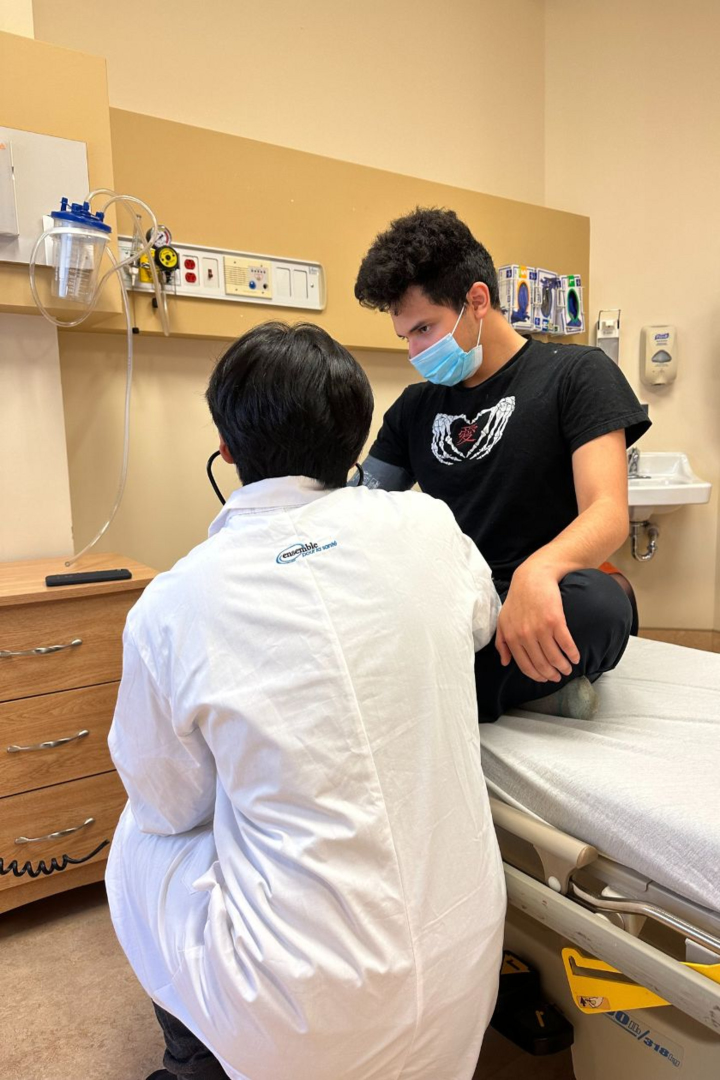 Anamnèse et examen physique du patient au CAAHC.