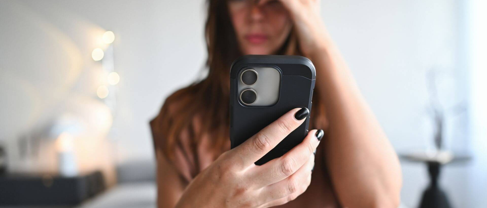 Dans 74 % des articles de presse étudiés, le comportement du système d'IA est désigné comme la principale cause des évènements. Or, seulement 6 % des articles évoquent des facteurs explicatifs autres, dont une maladie préexistante, un contexte familial difficile ou l’usage de substances, par exemple. 
