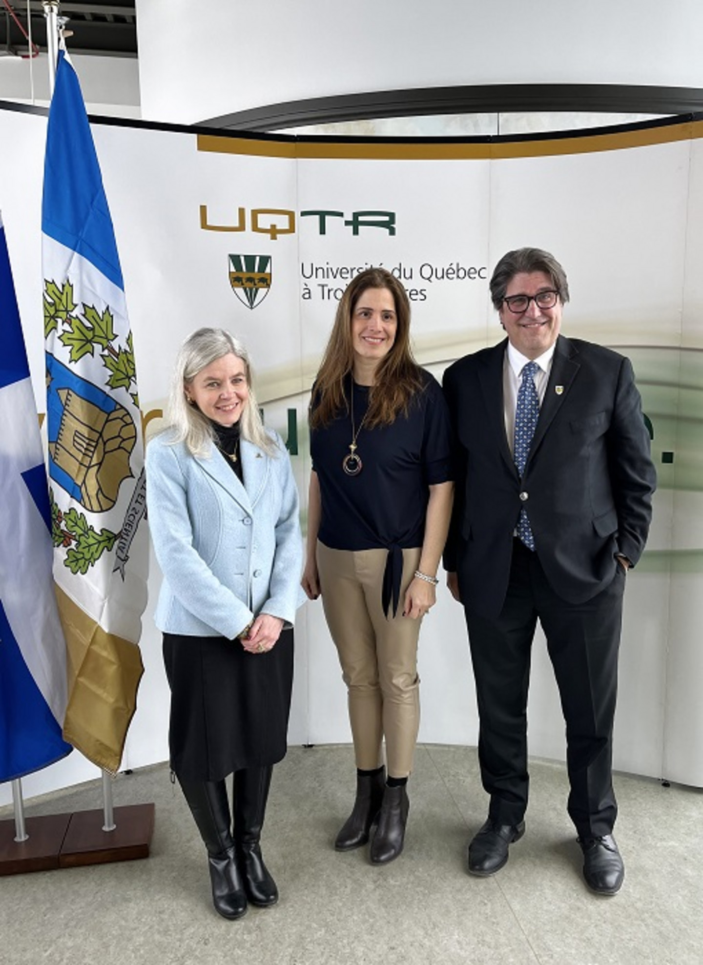 De gauche à droite: Pascale Lefrançois, vice-rectrice aux affaires étudiantes et aux études, UdeM, Pascale Déry, ministre de l’Enseignement supérieur et Christian Blanchette, recteur, UQTR
