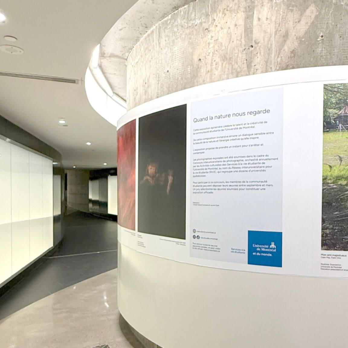 Exposition de photographie dans le tunnel de la rampe du campus de la montagne