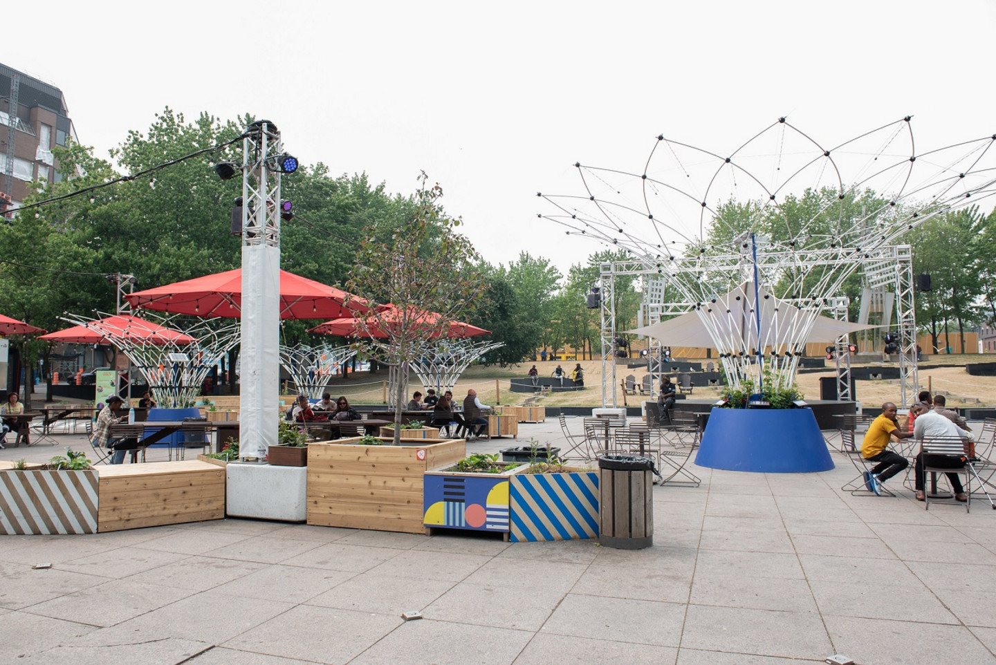 Bien que la place Émilie-Gamelin offre une utilisation mixte des lieux, les conflits d'aménagement du quartier son palpables et les lieux sont plus hostiles aux personnes itinérantes.
